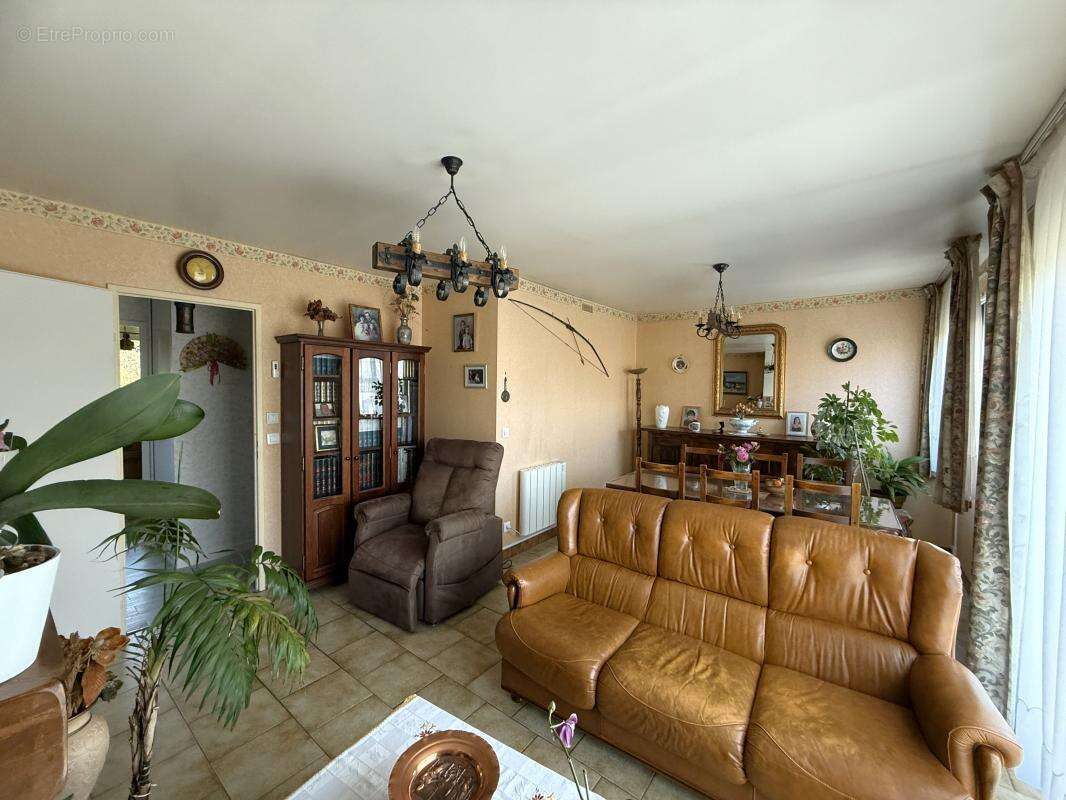 Maison à MOGNEVILLE