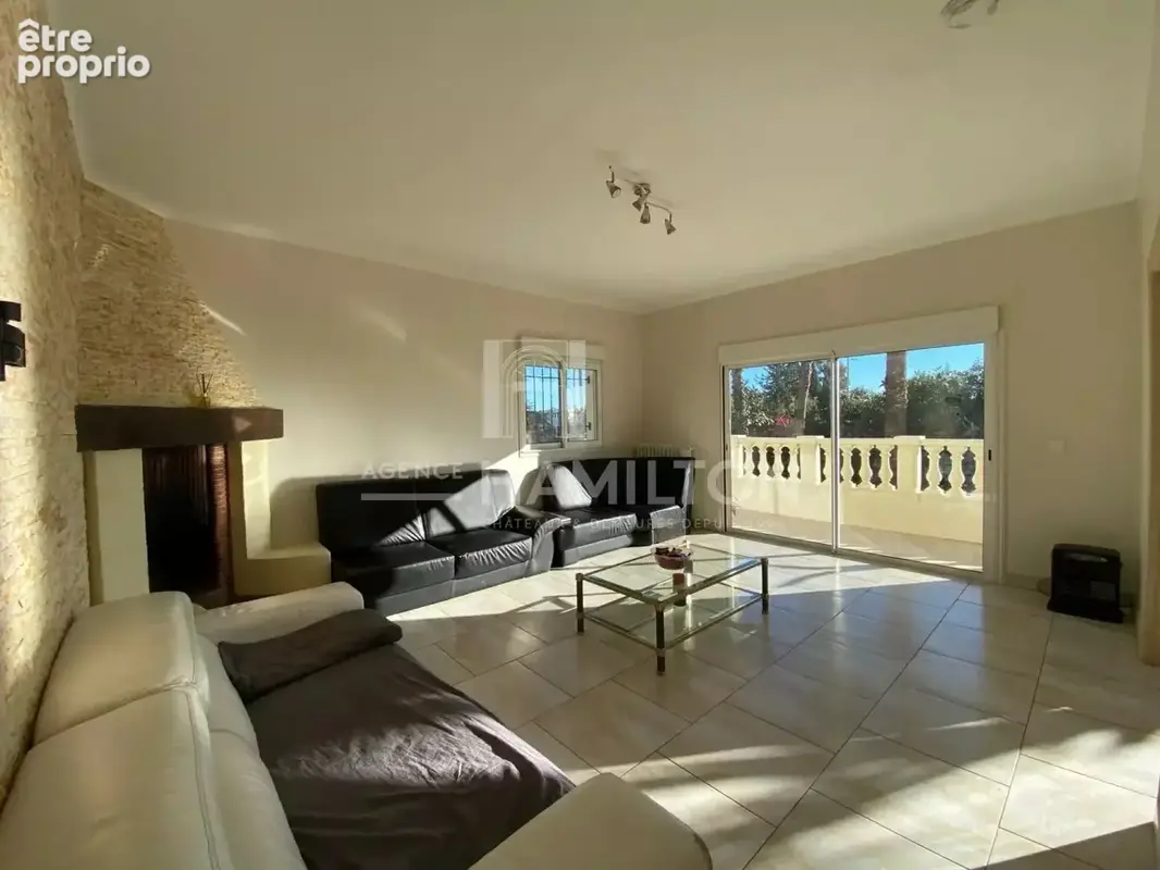 A deux pas du bord de mer à Golfe-Juan, superbe villa offrant un - photo 8