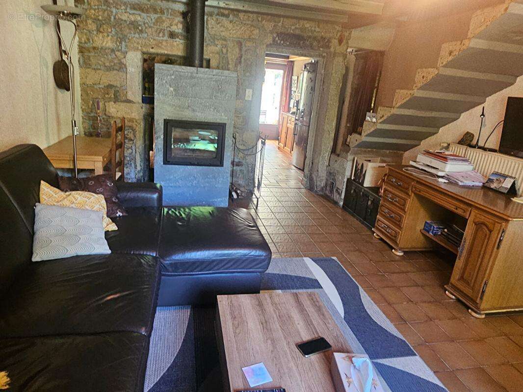 Maison de caractère en pierres, dépendances et terrain de 1,36 ha avec source - photo 6