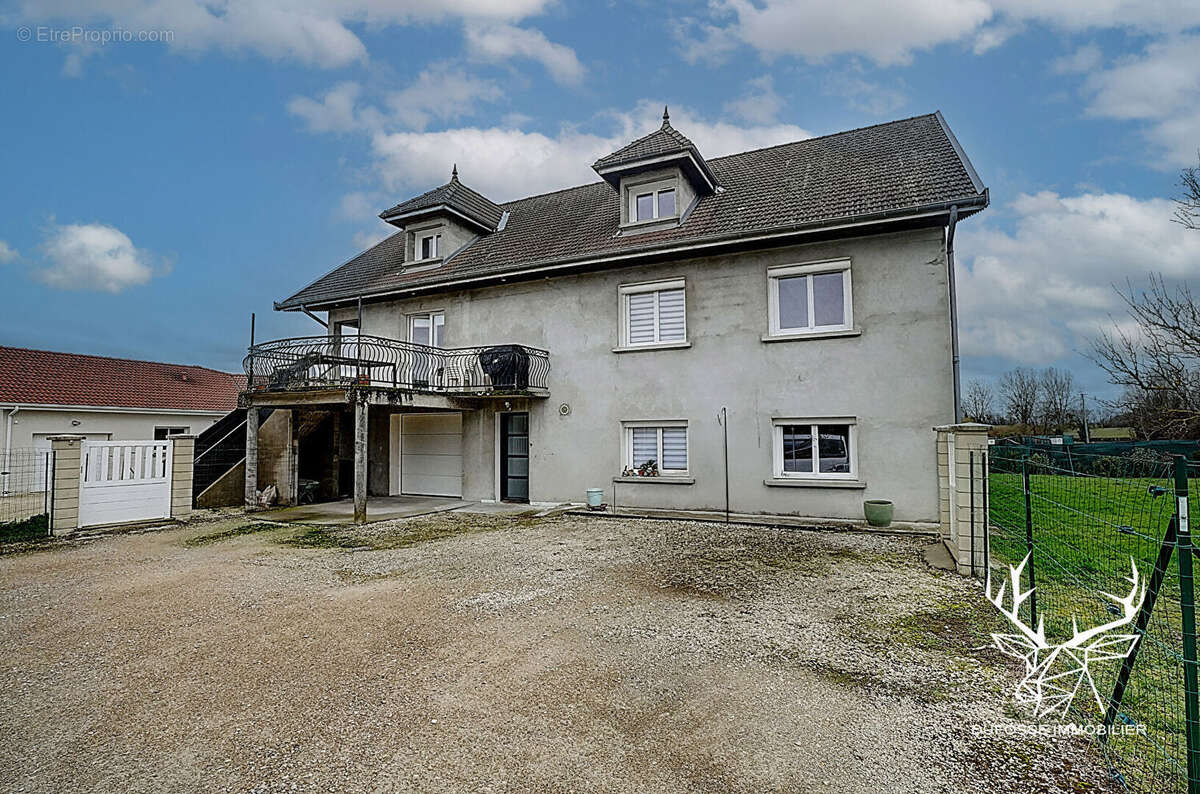 Maison à LA CHAPELLE-DE-LA-TOUR