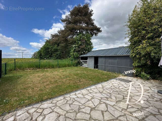 Vue arrière avec terrasse, jardin et dépendance. - Maison à VERNON