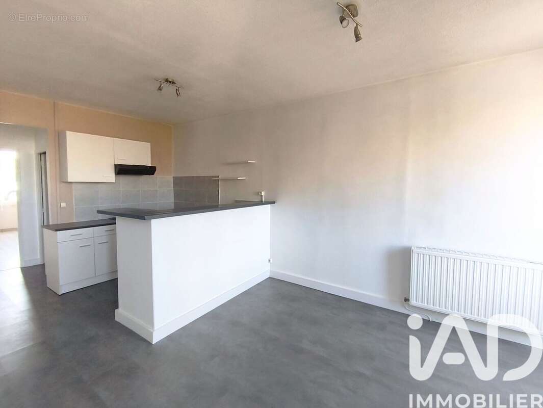 Photo 2 - Appartement à SAINT-GENEST-LERPT