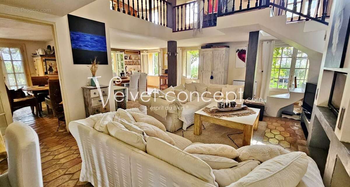 Maison à CHATEAUNEUF-GRASSE