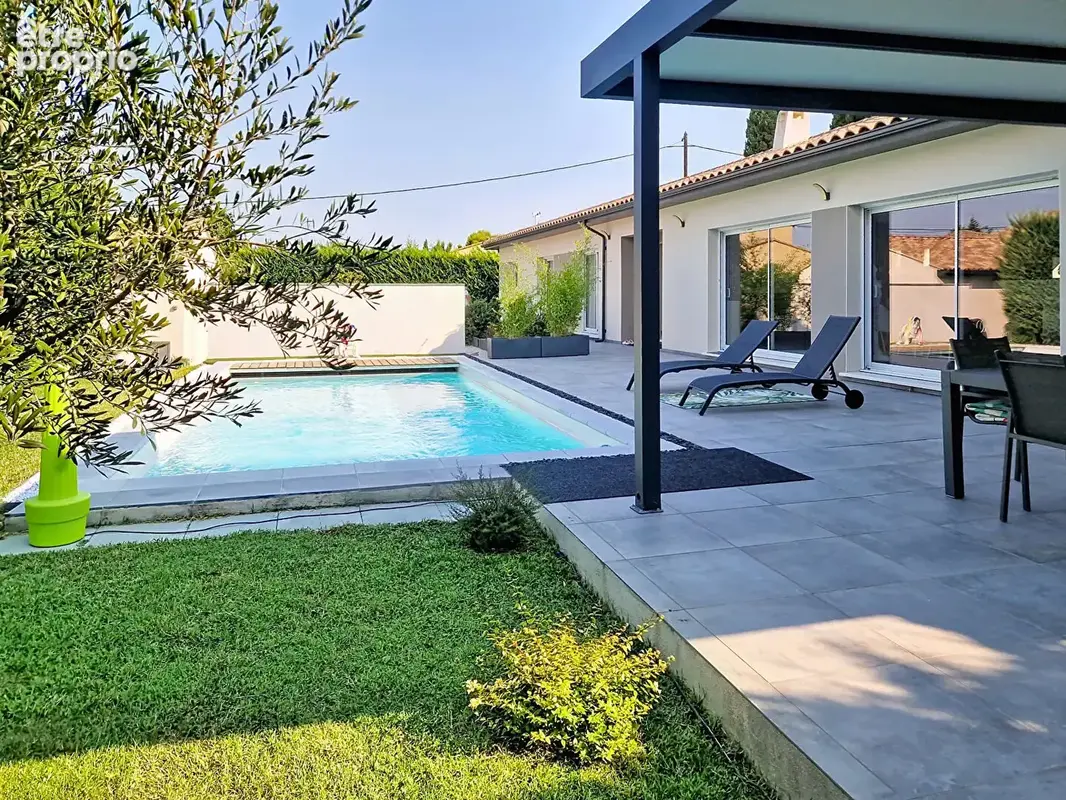 Maison Pujaut 6 pièce(s) 203 m2 habitables plus garage sur une parcelle de 1022 m² avec piscine. - photo 3