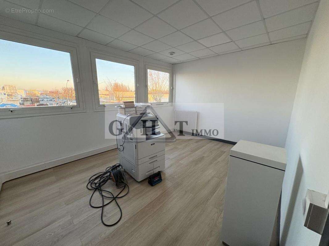 Commerce à VAUX-LE-PENIL