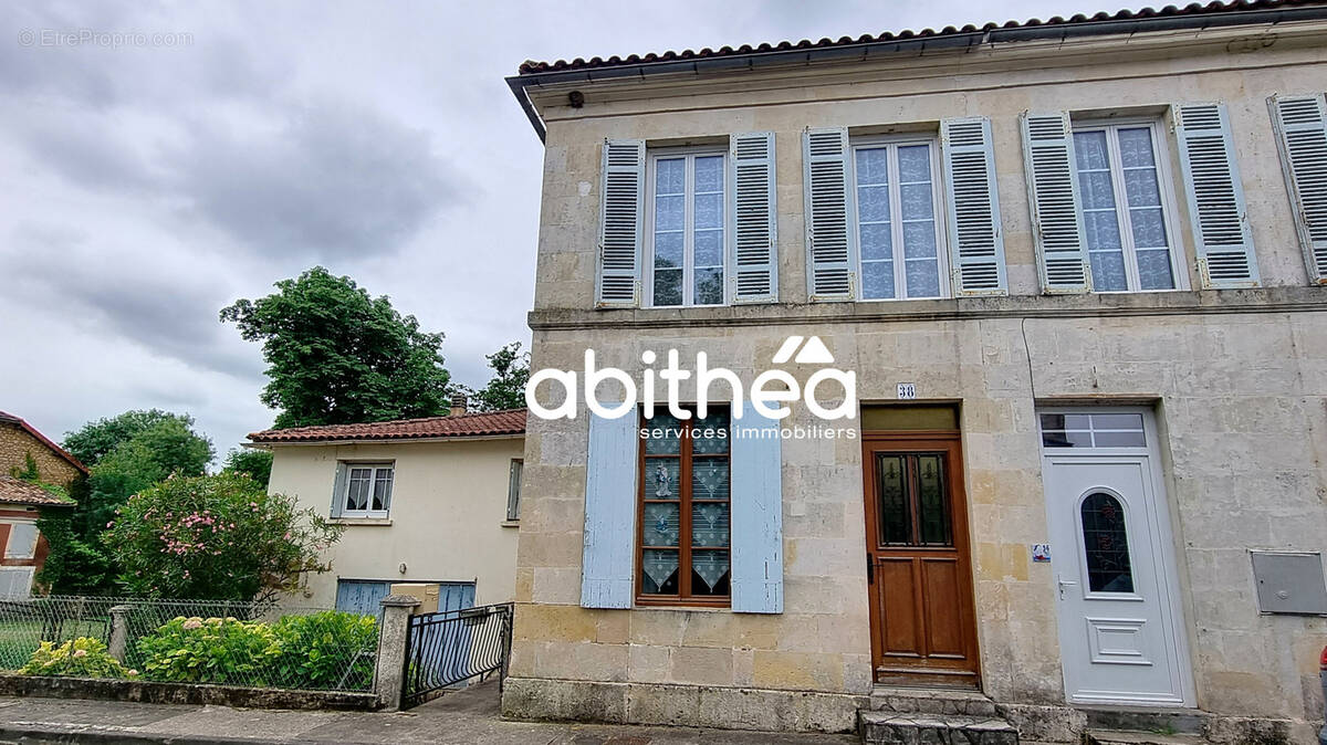 Maison à NIEUL-LE-VIROUIL