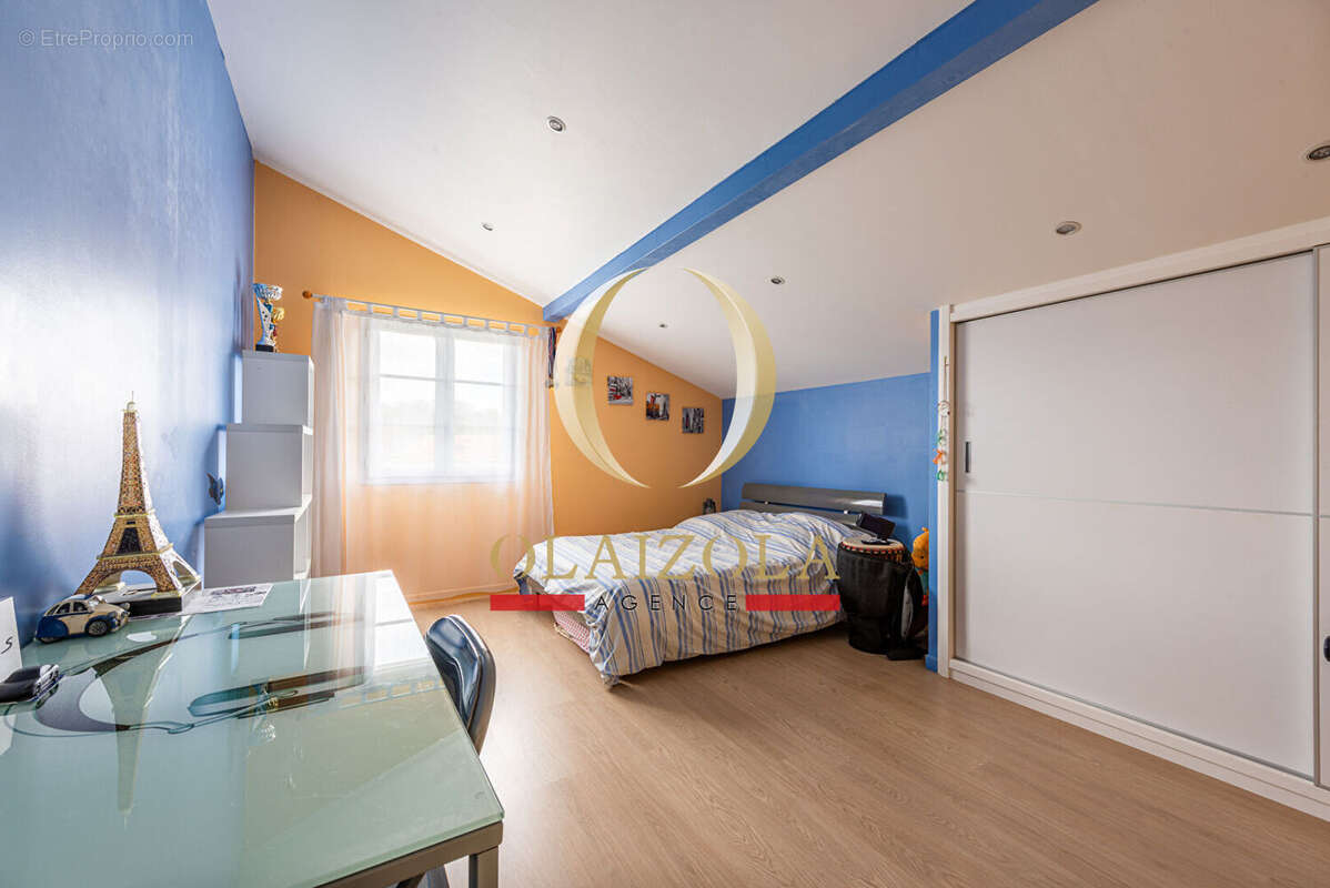 SAINT-PÉE-SUR-NIVELLE : Maison familiale récente avec jardin, garage et excellente performance énergétique - photo 10
