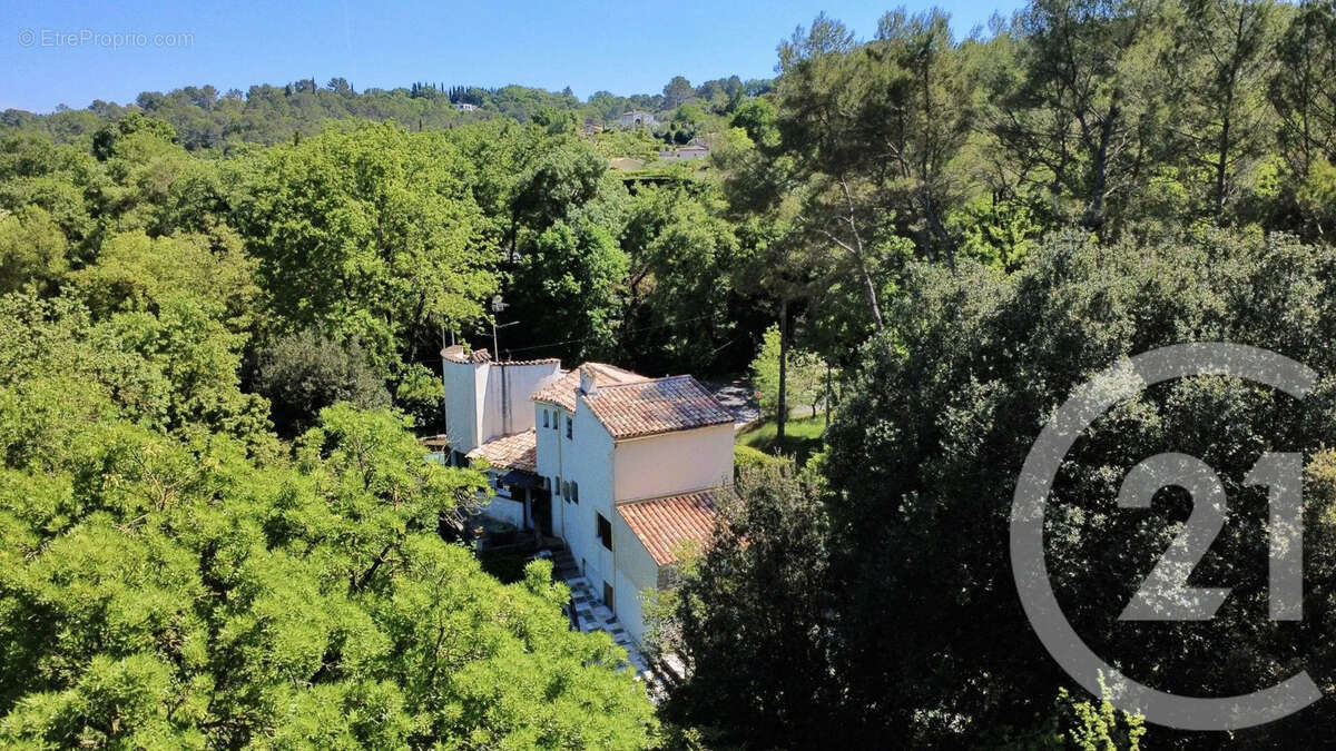 Maison à CHATEAUNEUF-GRASSE