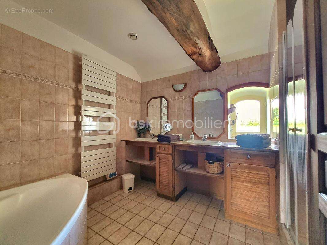 Propriété 14 pièces, 8 chambres, granges, cave et jardin - photo 14