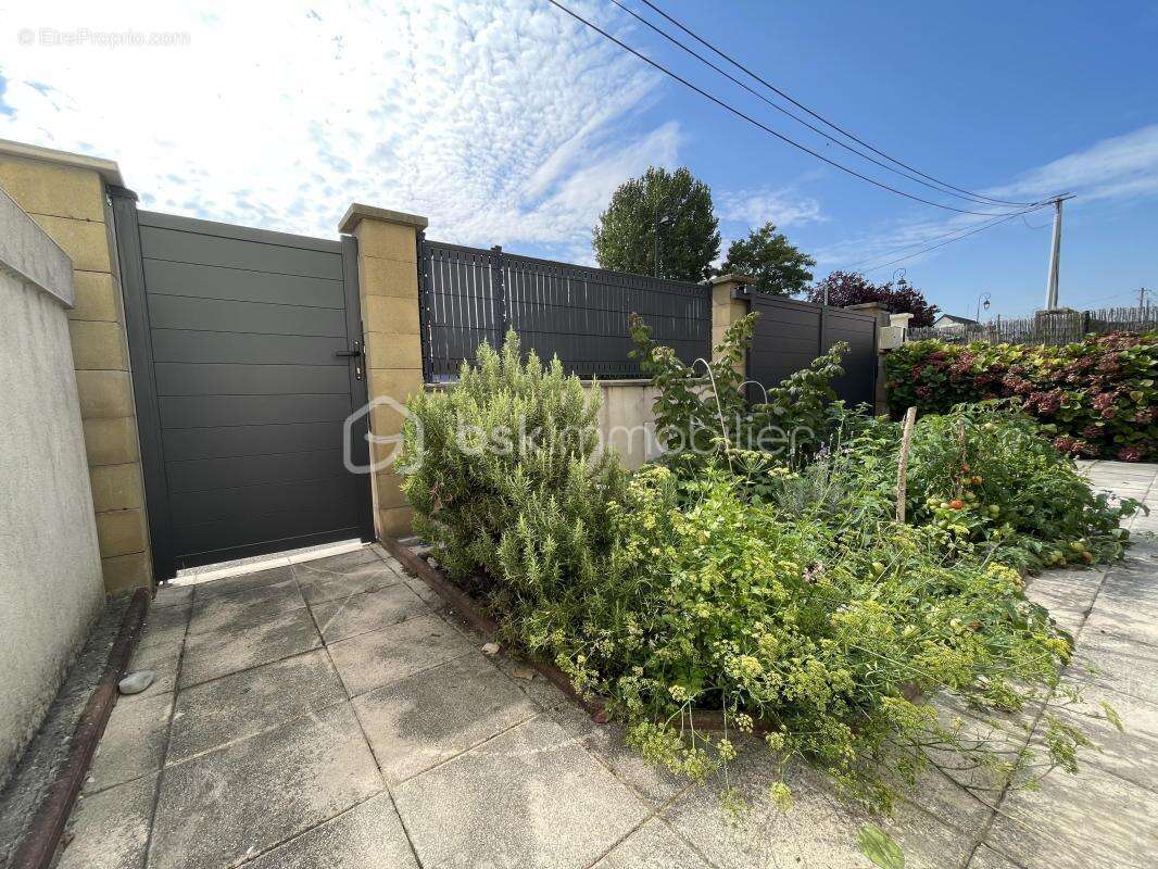 Maison à LES CLAYES-SOUS-BOIS