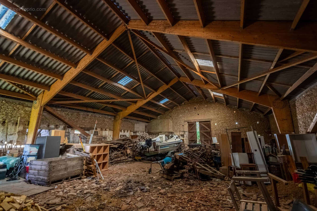 Country manor with barn and pool - photo 29