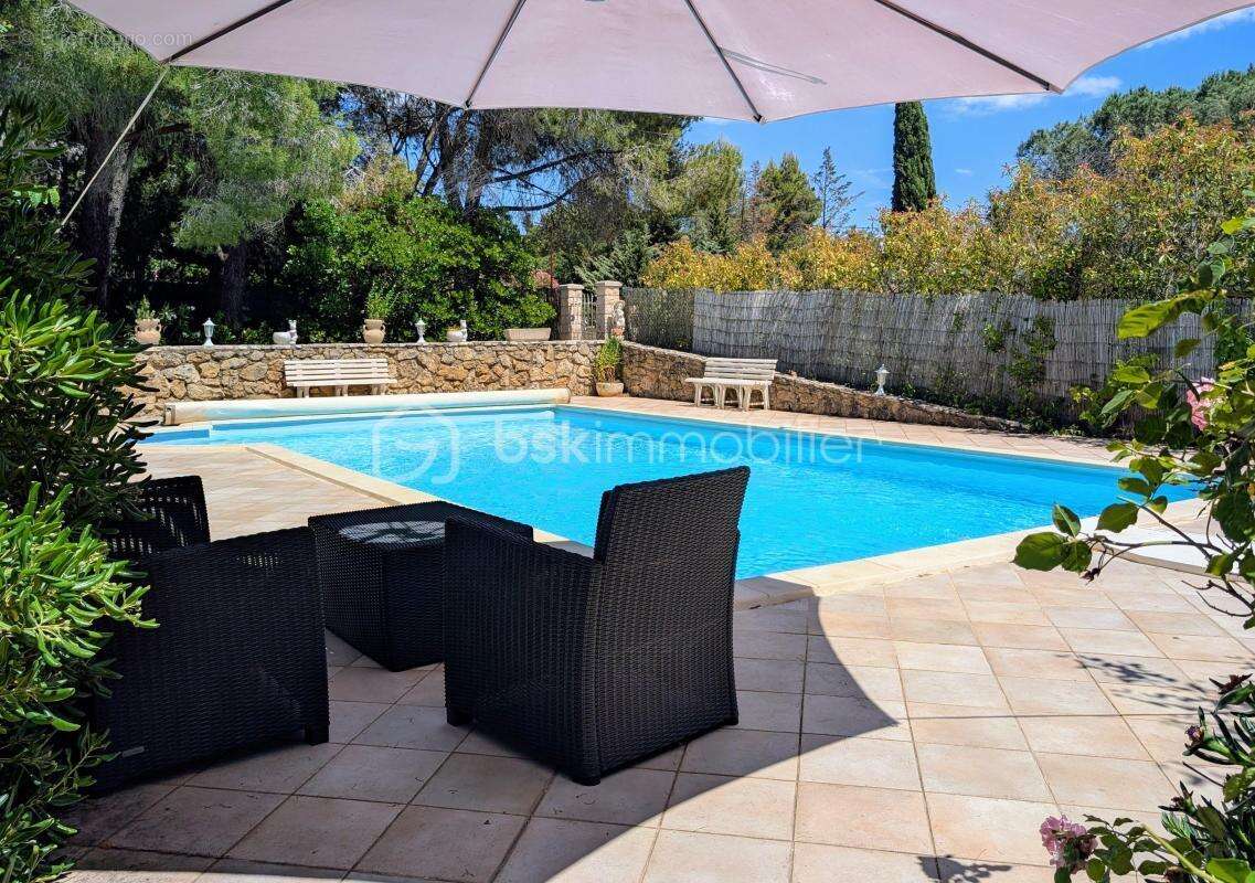 Propriété de 176 m² avec piscine, T2 indépendant et 3 garages - photo 3