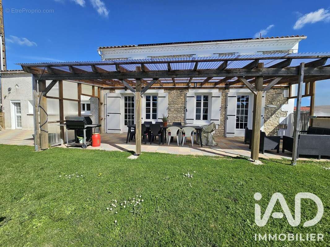 Maison 170 m² à Corme-Ecluse  - photo 2
