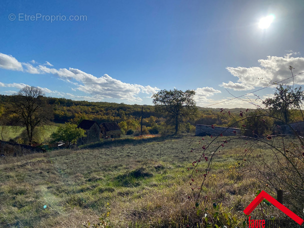 Terrain à SAINT-CERNIN-DE-LARCHE