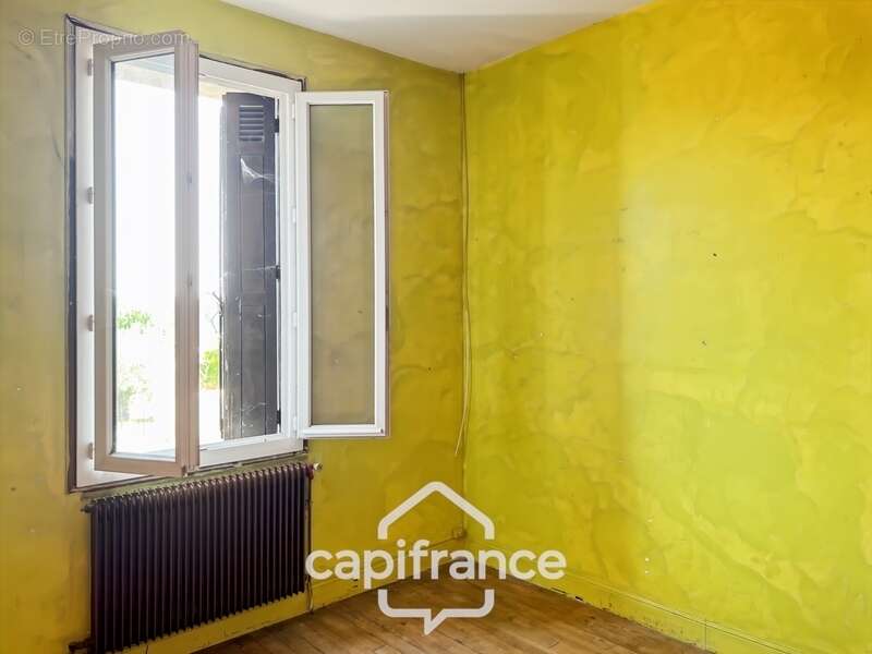 Maison à renover avec fort potentiel, cour et garage - photo 6