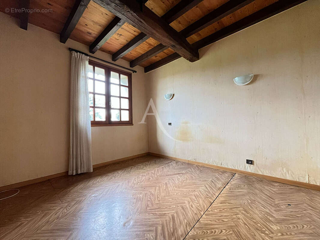 Maison familiale de 135m² avec 5 chambres sur une belle parcelle de près de 7000m² - photo 5