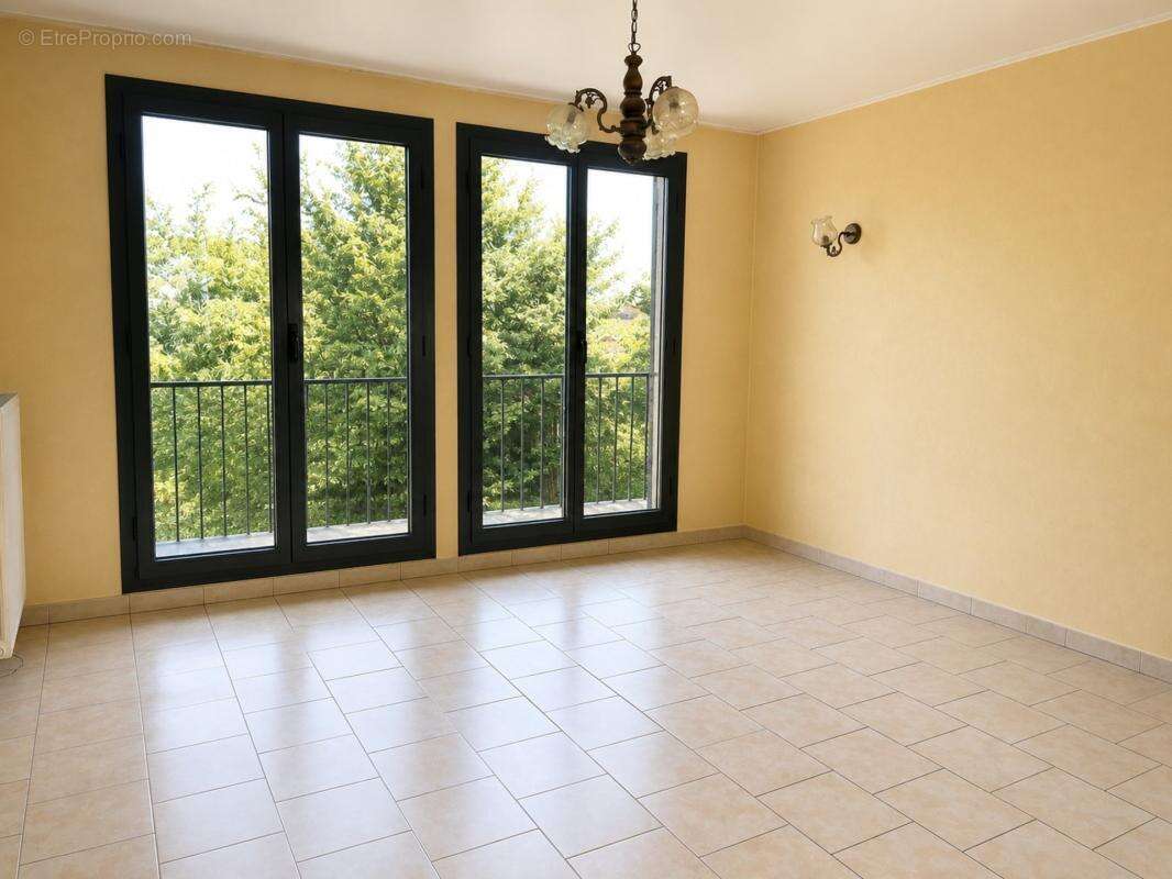 Appartement à vendre aux Milles (Aix-en-Provence) - T3/T4 traversant avec terrasse et fort potentiel - photo 2