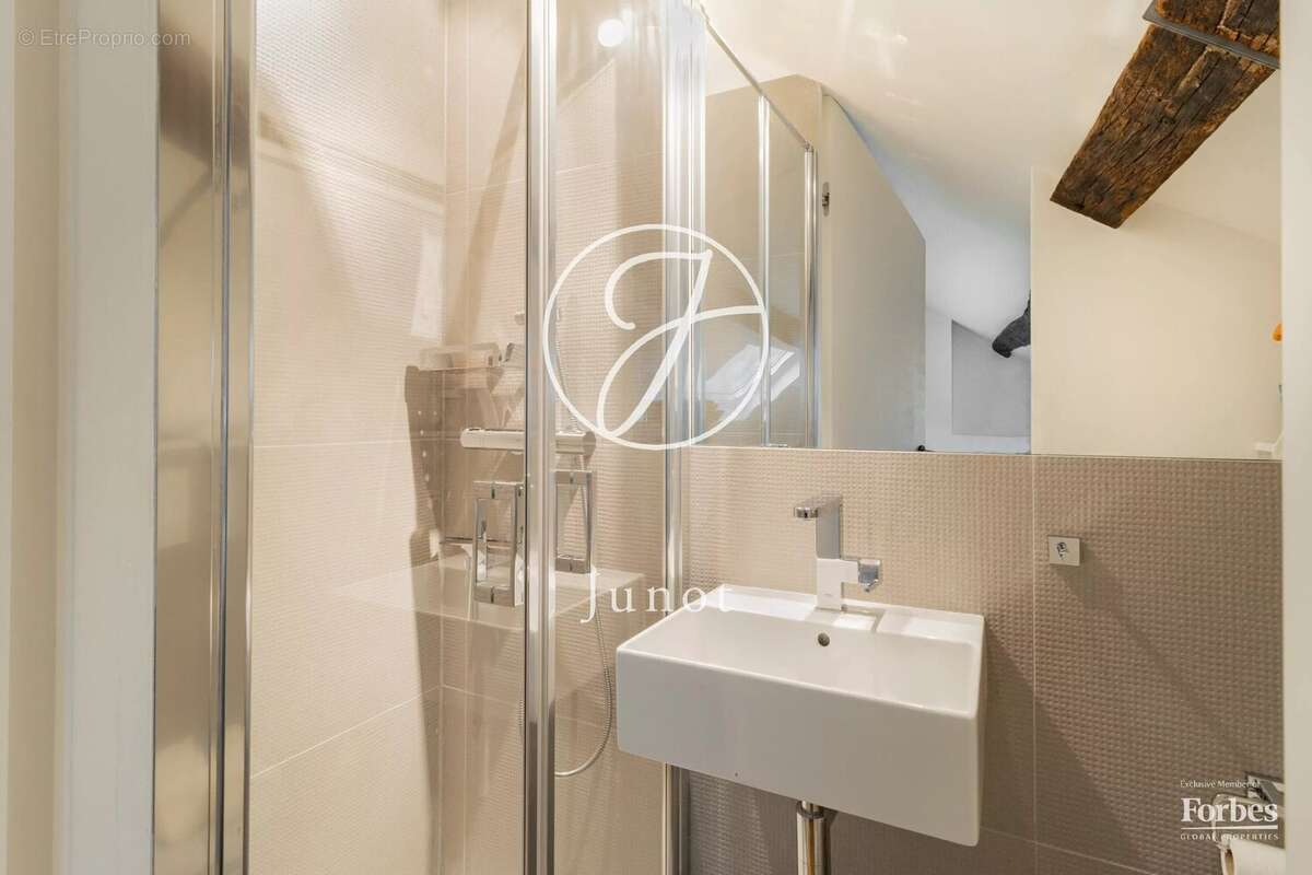 Paris 7e - CARRÉ DES ANTIQUAIRES - Duplex à vendre - 2 pièces - 39,24m² Carrez - 57,53m² au sol - 1 chambre - Dernier étage. - photo 14
