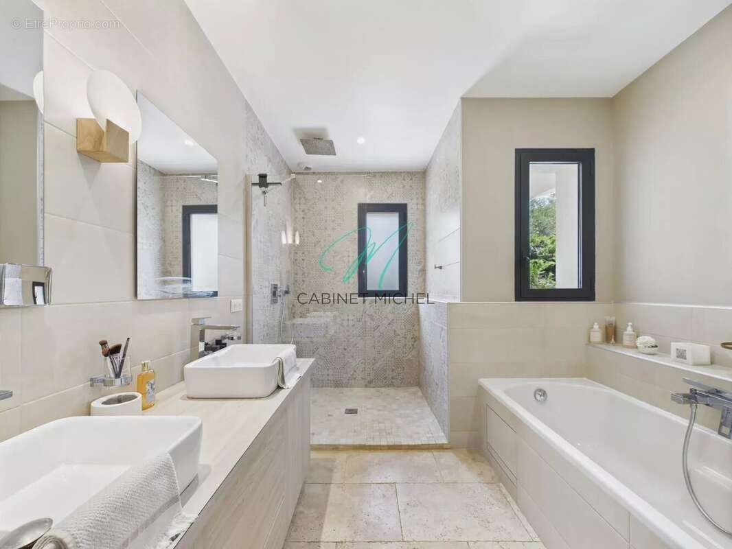 Maison à ROQUEFORT-LES-PINS