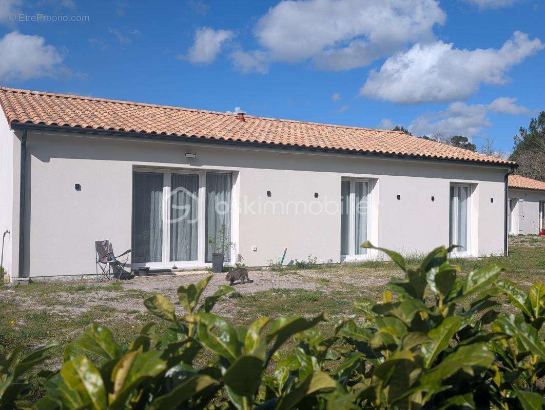 Maison à SAINT-YZAN-DE-SOUDIAC
