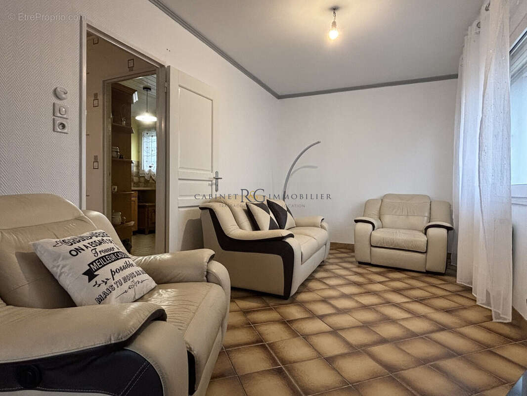 Maison à AY-SUR-MOSELLE