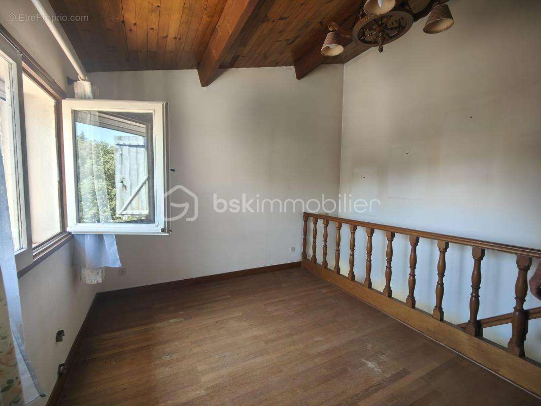 Propriété de caractère composée de deux logements, vastes dépendances et potentiel foncier - photo 14