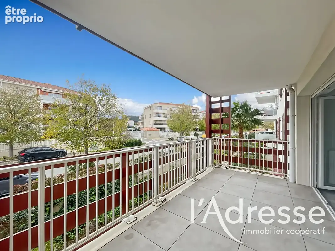 Saint-cyr-sur-mer ? t2 avec terrasse, piscine, double stationnement et cave - photo 6