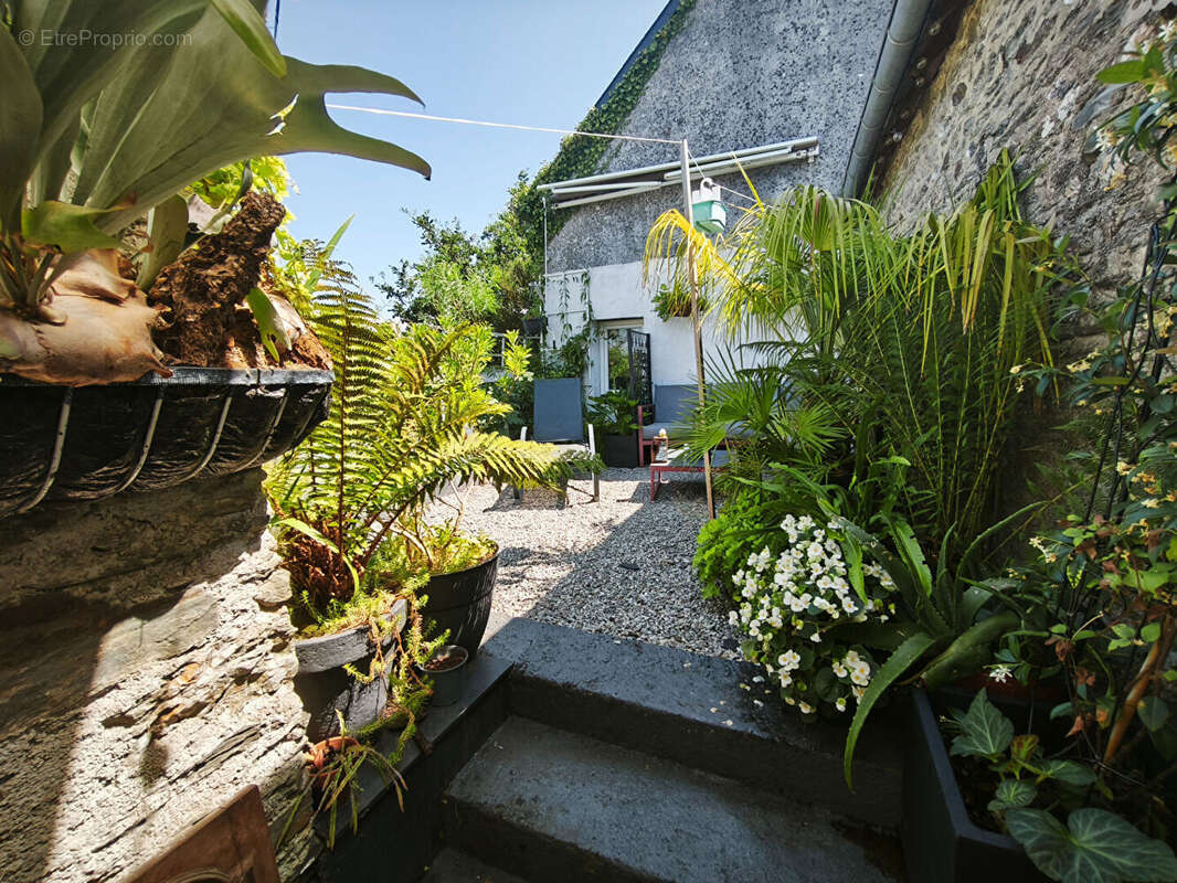 CÔTES-D'ARMOR, Saint-Mayeux, Maisonnette mitoyenne, trois chambres, centre du village - photo 17