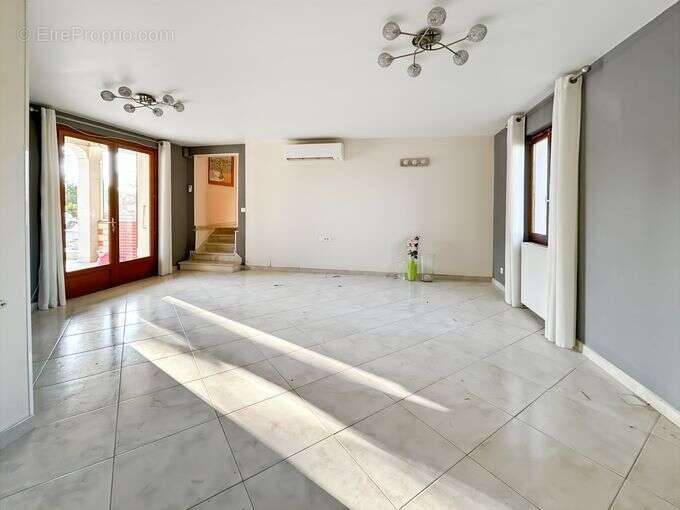 Proche FLEURANCE, maison individuelle de plain pied avec dépendances et terrain autour - photo 4