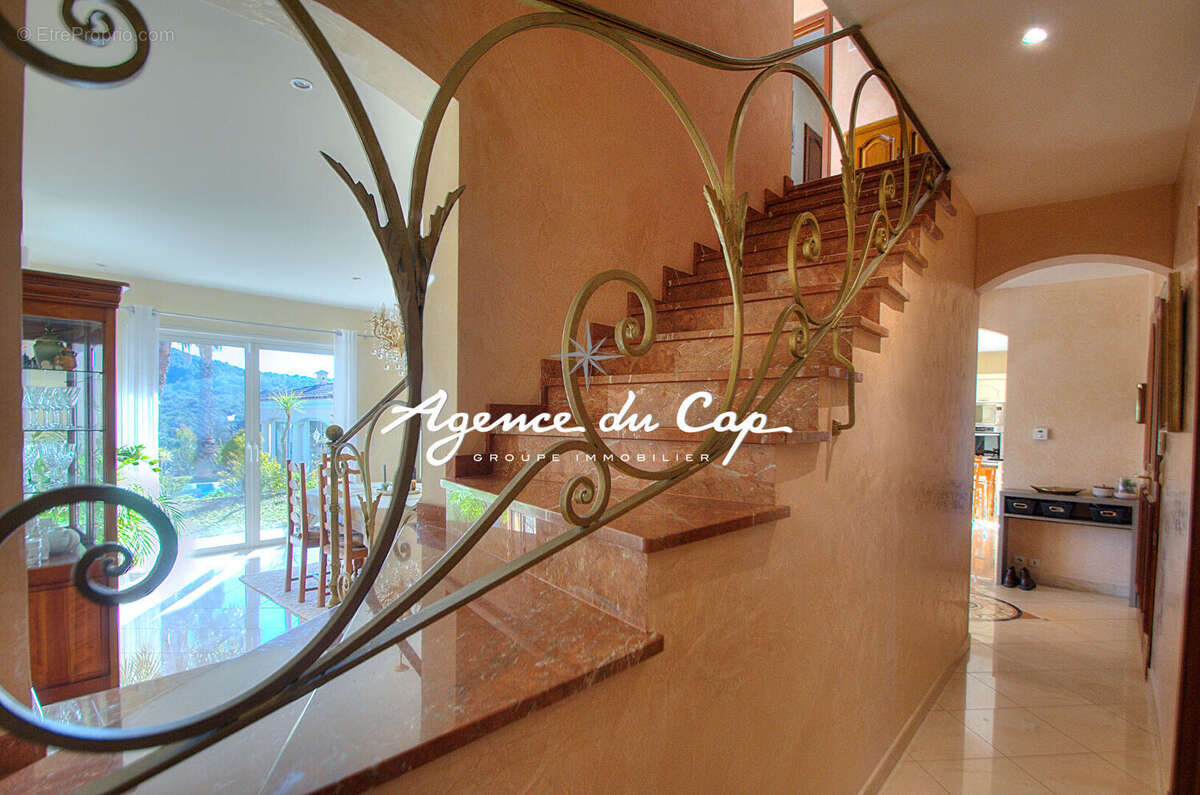 Villa valescure 7 pieces de 204m² avec appartement independant - photo 6