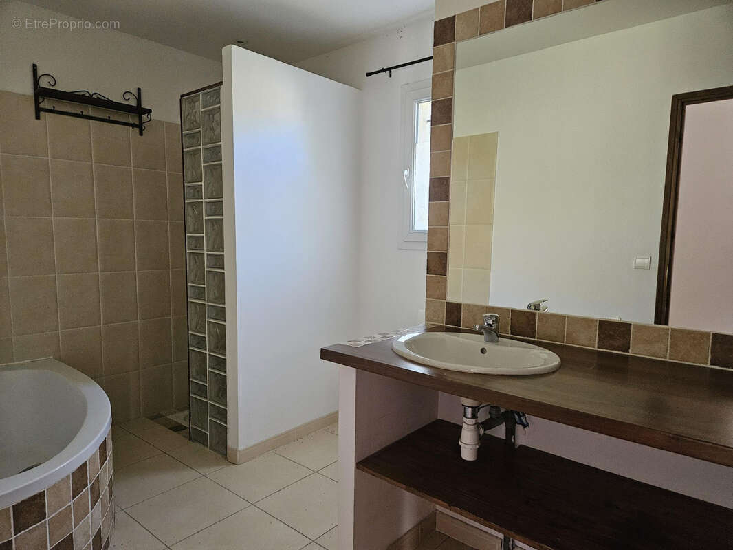 Maison à CAMARET-SUR-AIGUES