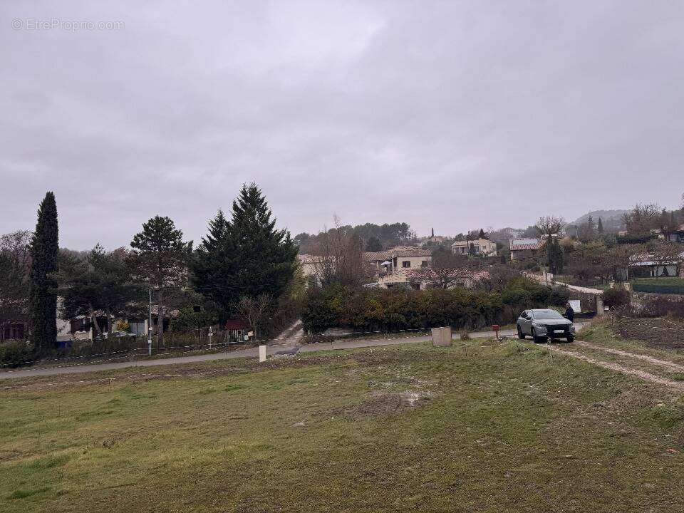Terrain 811 m² à Pierrevert  - photo 1