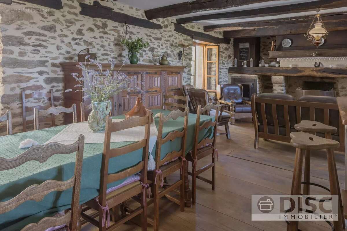 Corps de ferme rénovée avec spacieux gîte indépendant, dépendance, piscine et superbes vues. - photo 23