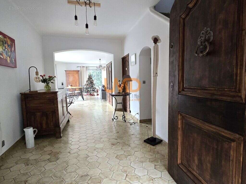 Maison à ENTRAIGUES-SUR-LA-SORGUE