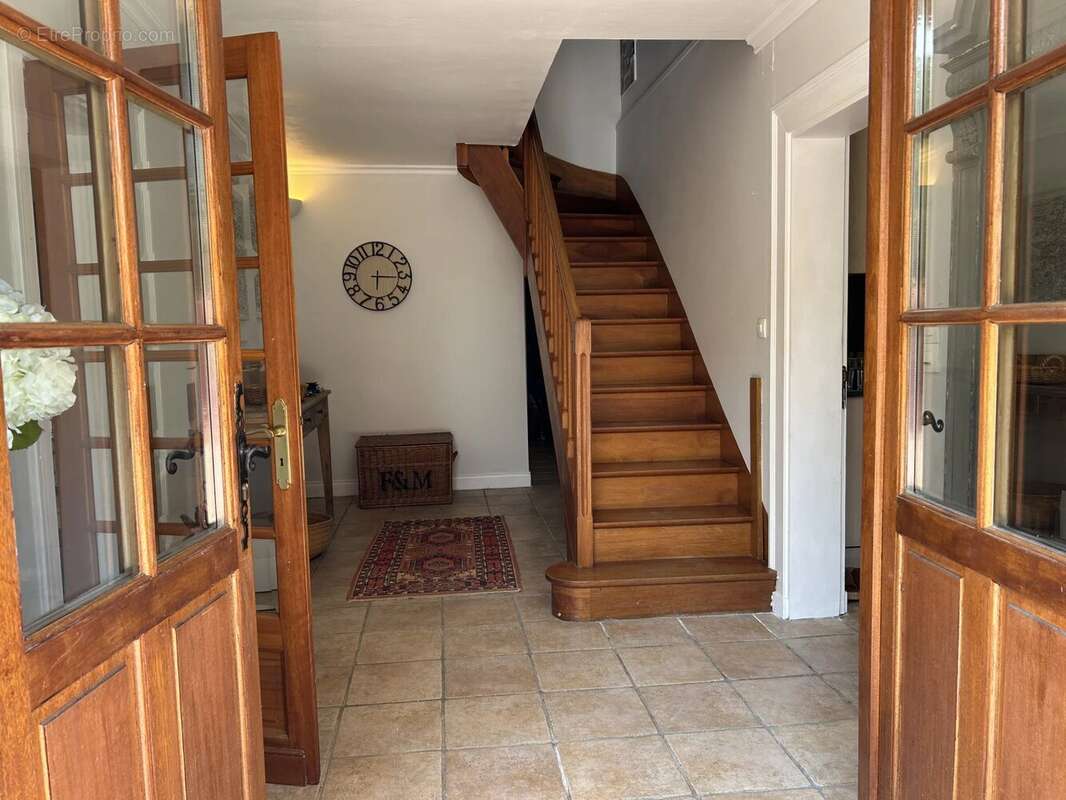 Spacieuse résidence individuelle de 6 chambres et 5 salles de bains avec piscine - photo 6