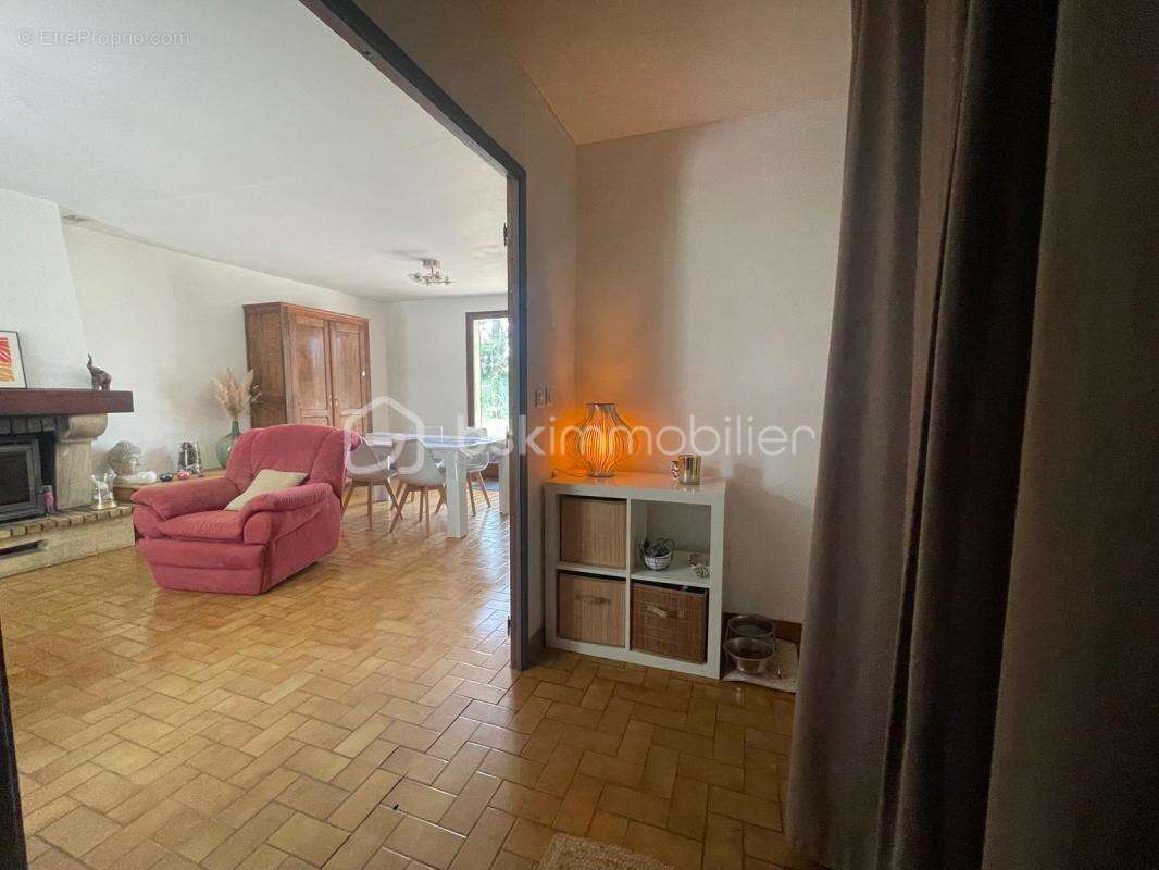 Maison avec sous-sol et terrain de 2270m² - photo 4