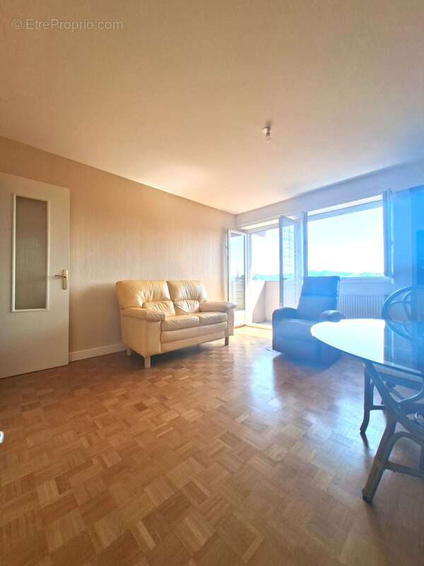 Appartement T3 au quatrième étage avec ascenseur, avec Vue Dégagée sur les Pyrénées et parking privatif. - photo 2