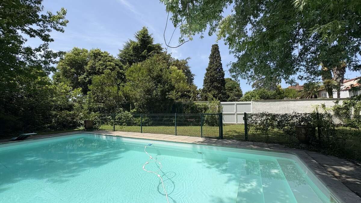 Maison de maitre de type t8 de 202 m2 avec piscine - photo 3