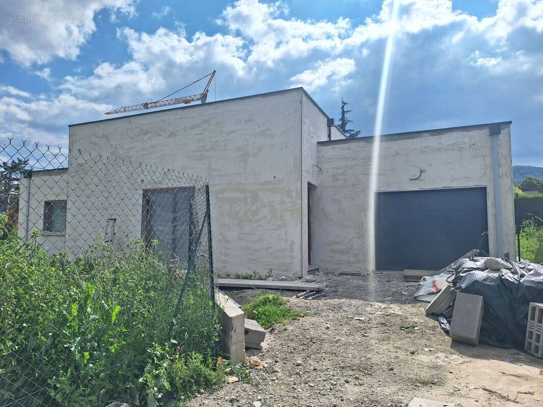 Maison à PERIGNAT-LES-SARLIEVE