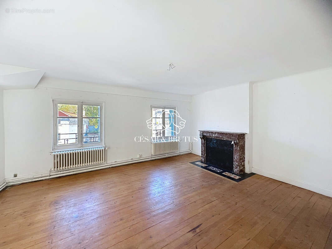 Appartement à SURY-LE-COMTAL