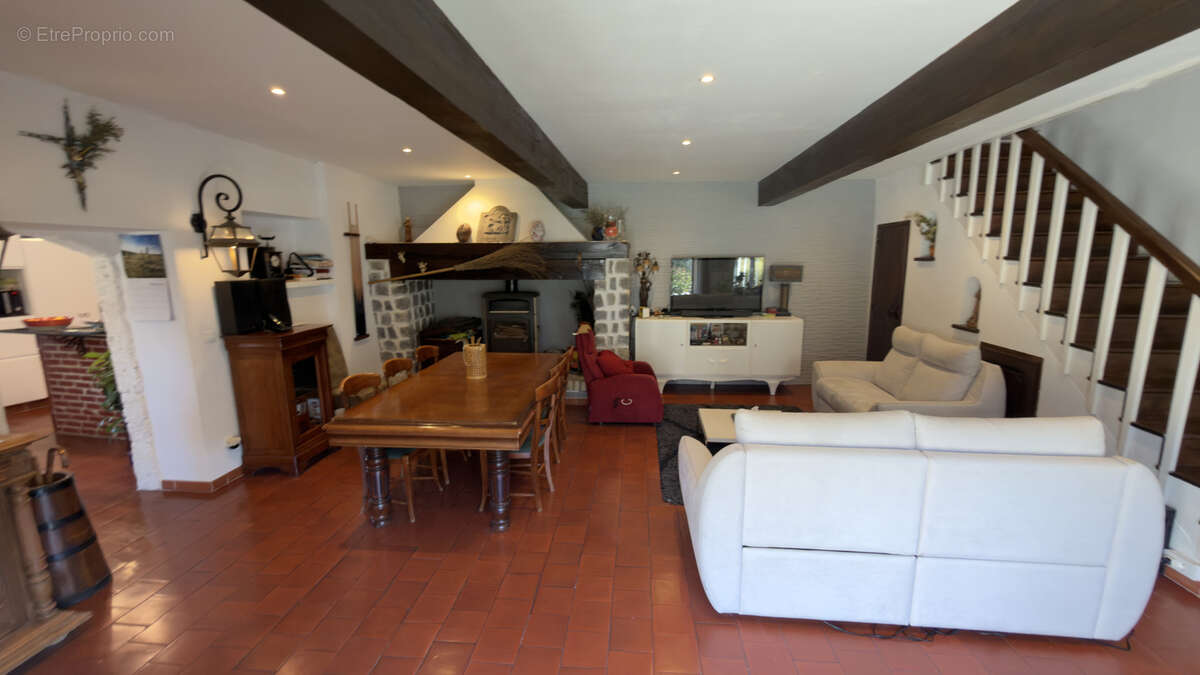 Maison à COMBOVIN