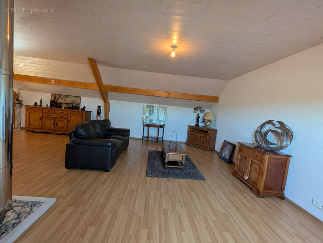 Maison à NEUVELLE-LES-CROMARY