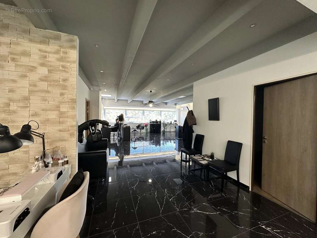 Commerce à LA GAUDE