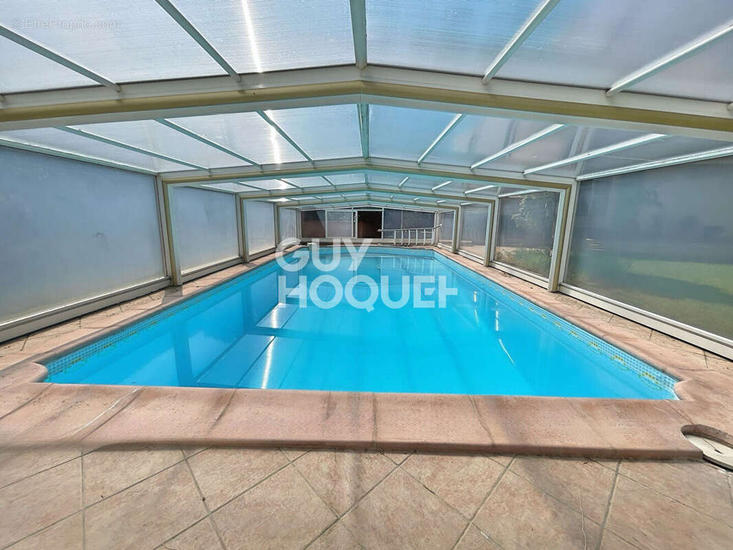 Propriété 4 faces, 200 m² habitables, 6 chambres, double garage, parcelle 1950 m² - photo 8