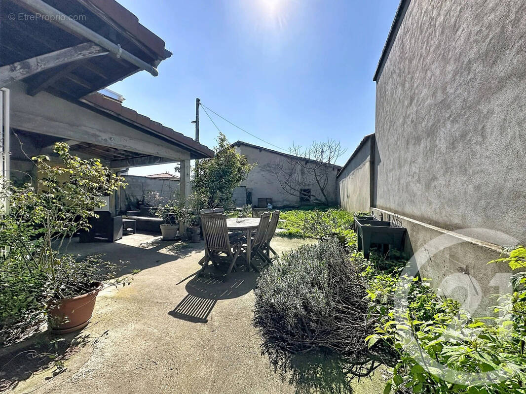 Maison à DECINES-CHARPIEU