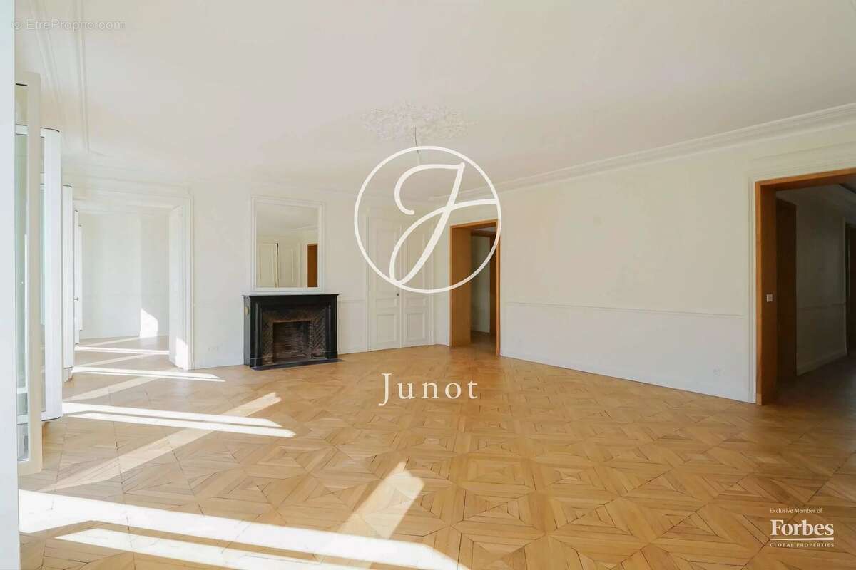Appartement à PARIS-8E