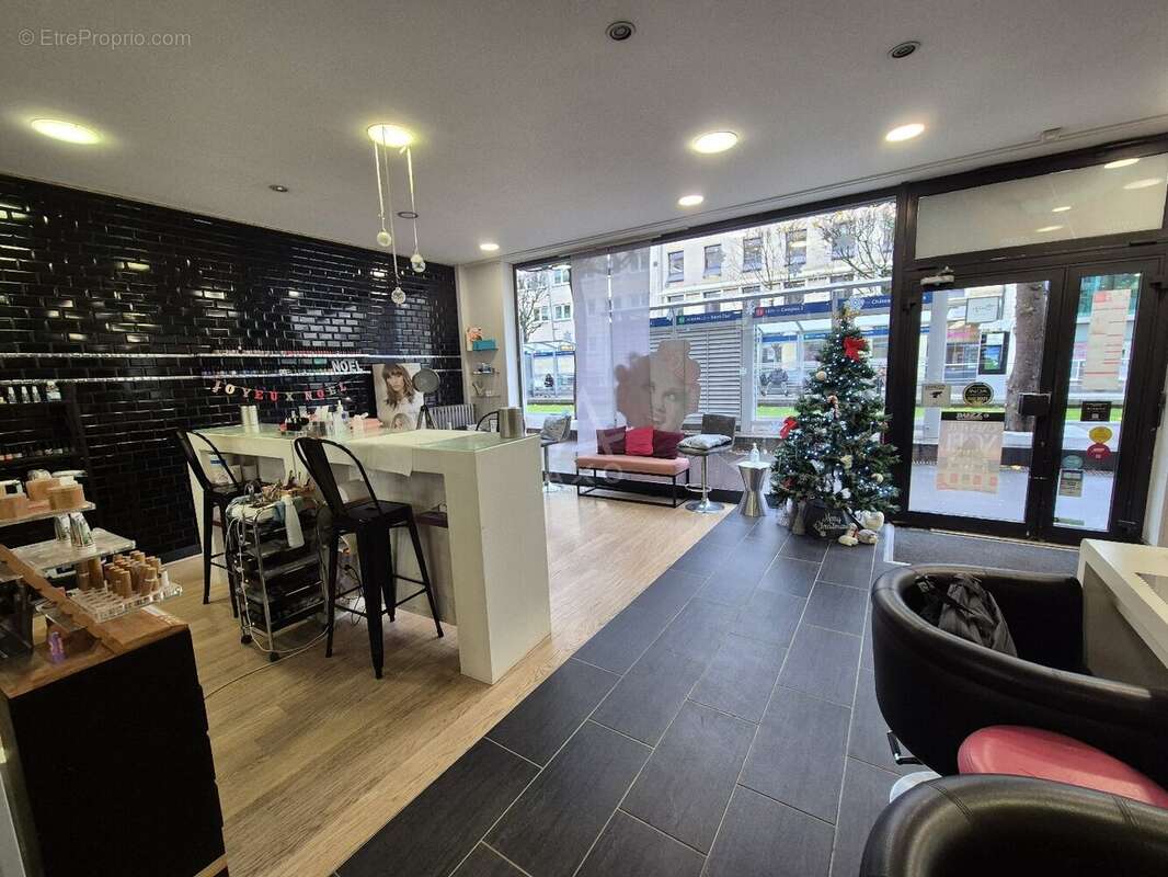 À VENDRE  Fonds de commerce Beauté, coiffure  Emplacement premium centre-ville de Caen - photo 3