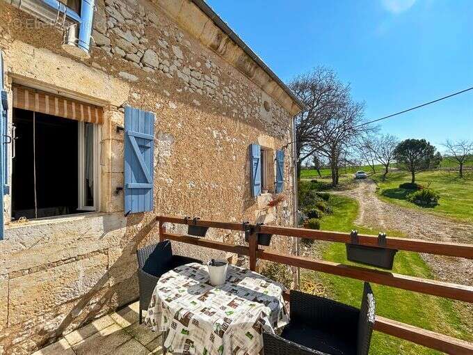 En campagne, non loin du centre ville de LECTOURE, maison ancienne rénovée pour partie avec plus d'un hectare de terre autour - photo 13