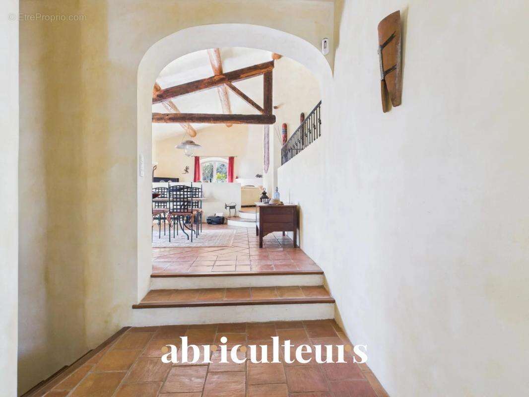 Magnifique villa de 296 m² avec piscine, sauna, spa, terrain de 1,2 ha et vue exceptionnelle à Rognes (13840) - photo 8