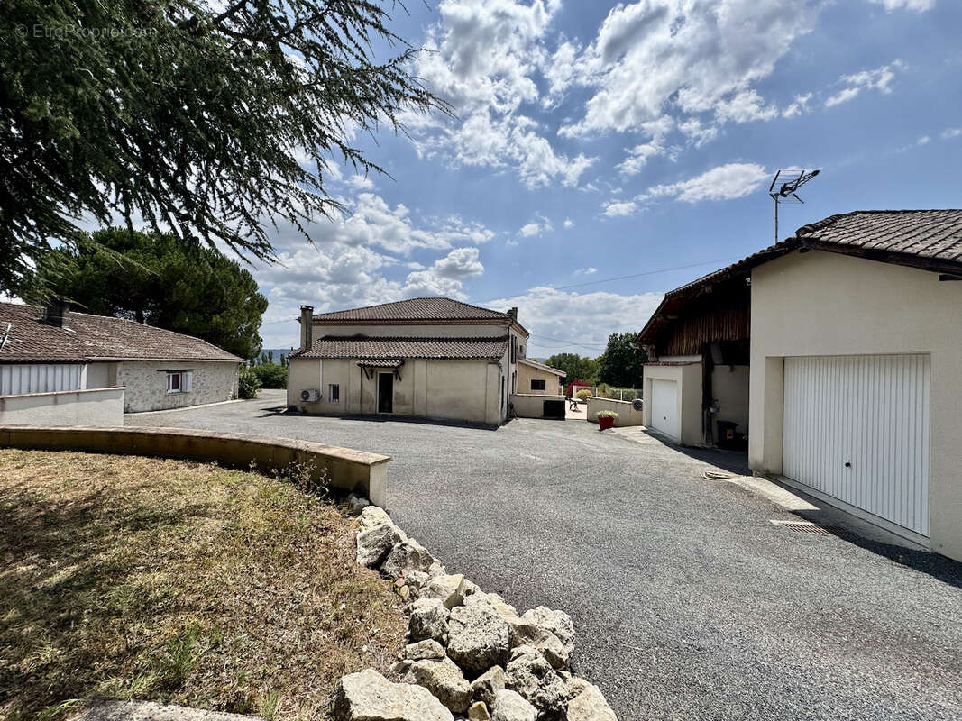 VILLENEUVE SUR LOT, propriété avec rapport locatif possible, grange, piscine et terrain d'environ 4,5ha - photo 8